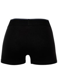 Schwarze Baumwoll-Boxershorts mit einem weichen Bund, der mit einem dünnen blauen Akzent versehen ist. Das Design ist nahtlos, was den Komfort und die Passform verbessert.