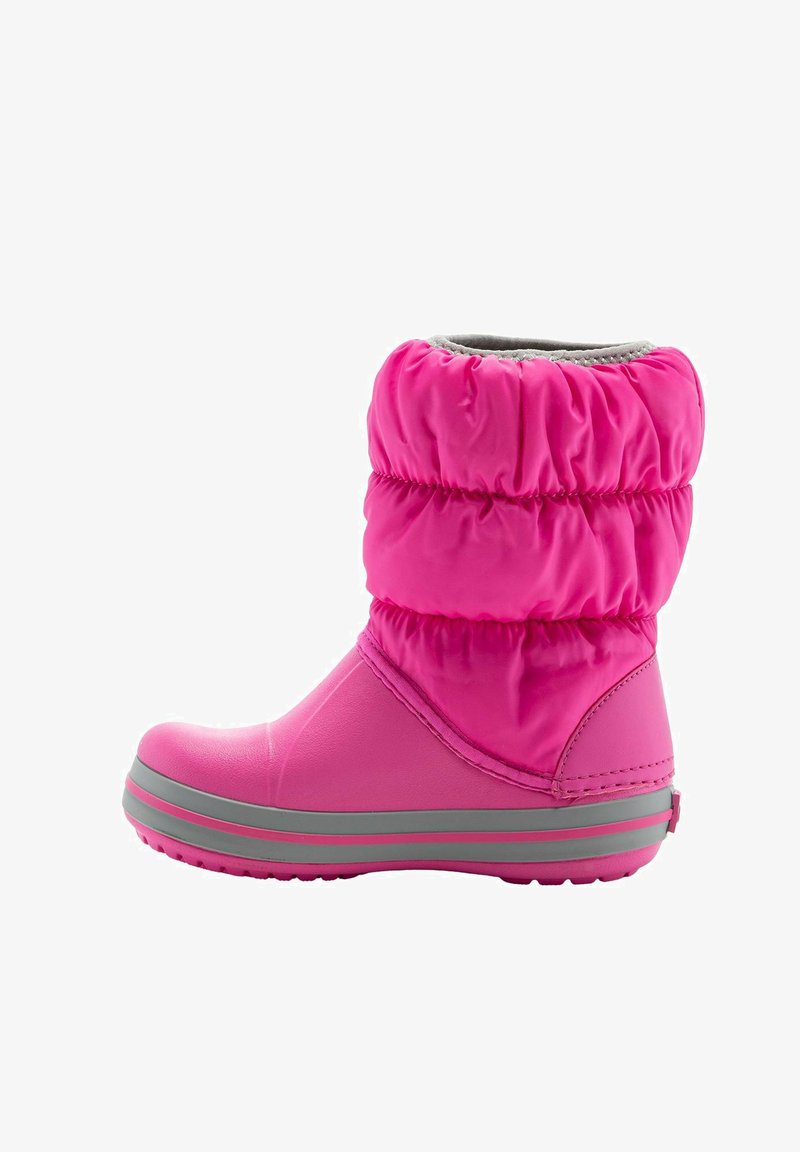 Bottes isolées roses au design flou, avec un matériau lisse semblable au caoutchouc, une tige texturée et des accents de semelle rayés gris.