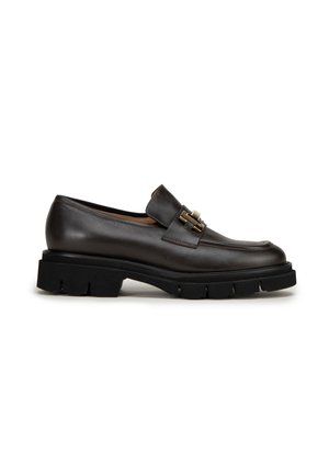 Leren loafers in donkerbruin met een licht afgebroken neus, een gouden hardware accent en een stevige, geribbelde zwarte zool.