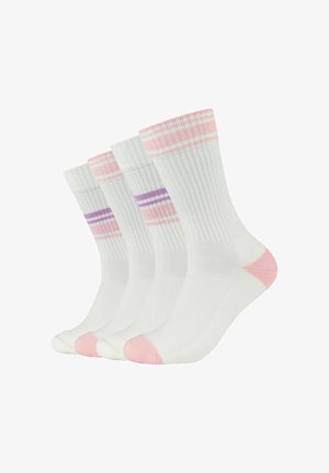 Vier Paare weiße Kurzsocken mit gerippter Struktur, rosa Zehen- und Fersenbereich und rosa oder violetten Streifen nahe der oberen Bündchenkante, nebeneinander ausgerichtet.