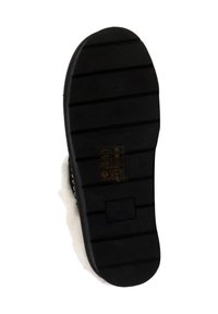 Semelle de chaussure en caoutchouc noir avec des rainures verticales et une surface texturée. Comprend un petit logo et des symboles indiquant la résistance à divers éléments.