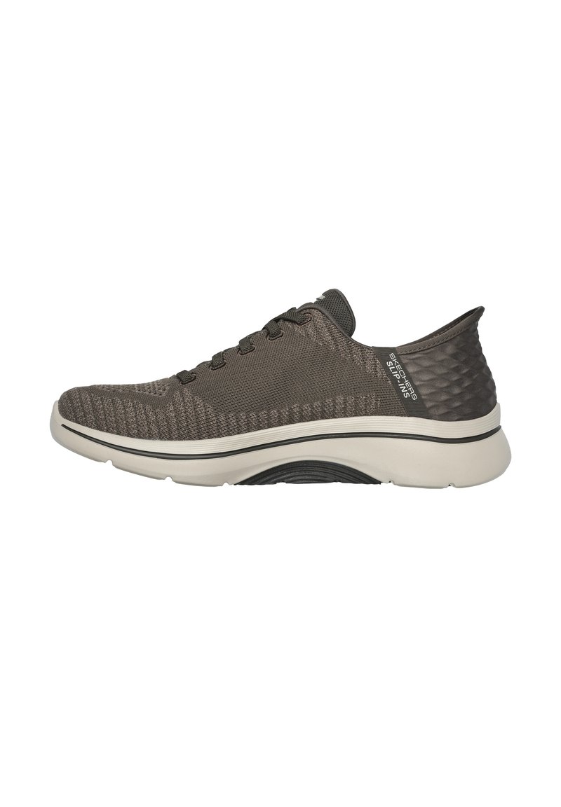 Scarpa atletica leggera in materiale knit grigio scuro, con un tallone testurizzato, intersuola bianca e suola nera con striature sottili.