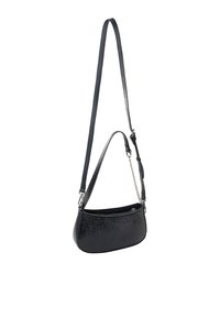 Sort læder crossbody taske med en buet form, struktureret overflade, justerbar rem og sølvfarvede metaldetaljer.