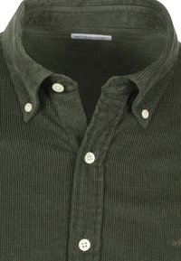 Donkergroene corduroy shirt met een button-down kraag, voorzien van witte knopen, verticale ribbelstructuur en het merklabel zichtbaar op de kraag.