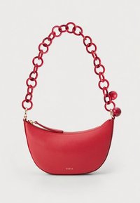 Borsa a tracolla in pelle rossa con silhouette curva, superficie testurizzata, cerniera dorata e tracolla con catena di plastica rossa spessa con dettagli rotondi.