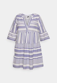 Vit klänning med blå randiga mönster. Har en v-ringning, utsvängda ärmar och insamlad midja, som visar upp detaljer med textur genom hela plagget.