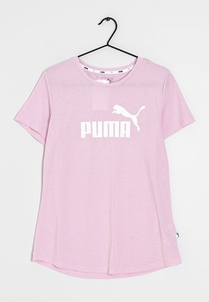 Jasnoróżowa koszulka z krótkim rękawem z białym logo i napisem Puma na przodzie, zawieszona na czarnym wieszaku na białym tle.