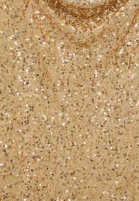 Tissu en sequins dorés avec une base transparente, présentant un motif dense de sequins circulaires réfléchissants et une texture lisse.