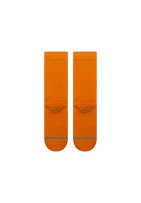 Orange crew-sokker med et struktureret mønster, kontrasterende blå detaljer ved tåen og midt på skaftet, lavet af et blødt stof.