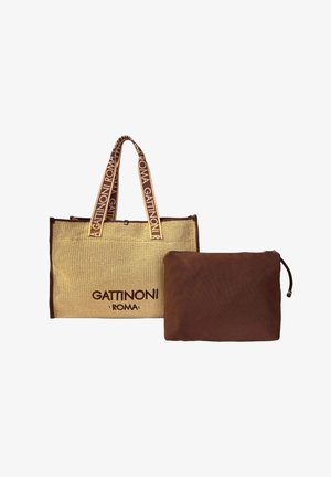 Beige gewebte Tragetasche mit braunem Besatz und Gattinoni Roma-Logo, kombiniert mit einem schlichten braunen Reißverschluss-Etui.