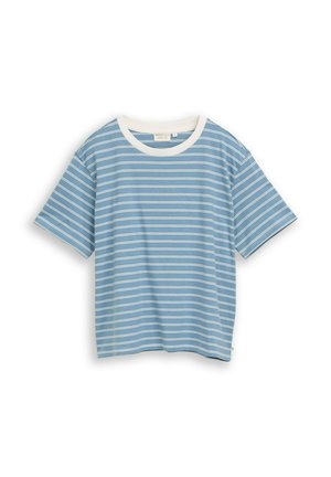 Blauw T-shirt met korte mouwen, dunne witte horizontale strepen en een witte ronde hals, plat op een witte achtergrond gelegd.