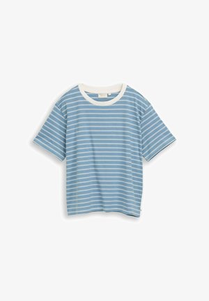 Blauw T-shirt met korte mouwen, dunne witte horizontale strepen en een witte ronde hals, plat op een witte achtergrond gelegd.