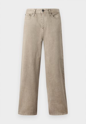 Lichtbeige wijde broek uitgehangen tegen een effen witte achtergrond, met voorzakken en een knoopsluiting in de taille.