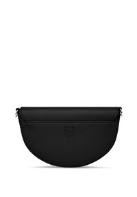 Černý psaníčko ve tvaru půlměsíc, vyrobené z hladkého syntetického materiálu, s vyraženým logem a designem motýla, uzavíratelné na zip.