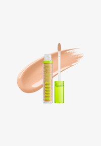 Anti-cernes liquide avec bouchon vert néon et applicateur, présenté avec un échantillon beige derrière sur fond blanc.