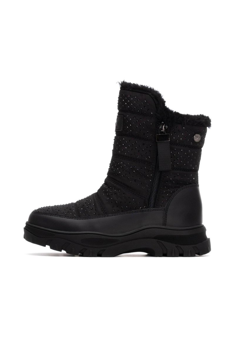Botas negras de tobillo con diseño acolchado, forro de piel sintética, parte superior texturizada, cremallera lateral y suela de goma con un patrón de tracción.