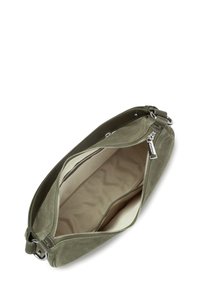 Borsa in suede verde oliva con chiusura a zip. Interno foderato in tessuto chiaro, dotato di un ampio scomparto e una consistenza morbida.