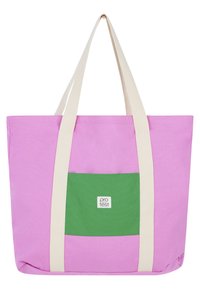 Canvas tote tas in het roze met een groene zak. Heeft lange crèmekleurige hengsels en een rechthoekige vorm. Inclusief een wit logo op de zak.
