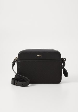 Fekete keresztpántos táska sima felületből készült, strukturált formával. Cipzáras záródással, állítható pánttal és arany logó részletekkel rendelkezik.