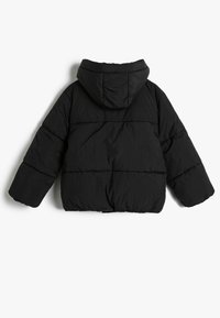 Schwarze Daunenjacke mit Kapuze, mit einem gesteppten Design, weiten Ärmeln und einer glatten Textur. Keine sichtbaren Verschlussdetails.