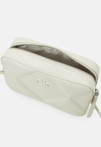 Calvin Klein RE LOCK QUILT CAMERA BAG - Borsa a tracolla - dark ecru