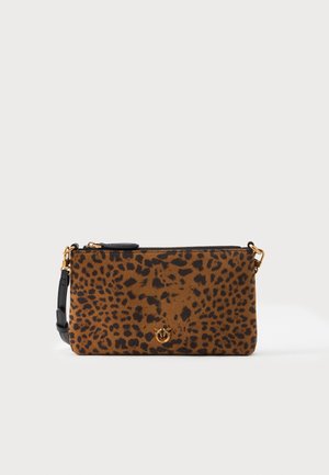 Clutch de ante marrón con acentos de cuero negro y herrajes dorados. Presenta un patrón de estampado de leopardo y una correa desmontable para mayor versatilidad.