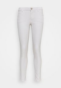 Jeans blancos ajustados, confeccionados en denim, con cierre de botón en la parte delantera, pasadores para cinturón y bolsillos estándar, con una textura suave y ligeramente brillante.