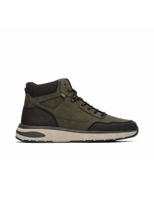 Zapatilla alta verde oscuro y negra con suela beige, cordones negros y cuello acolchado en el tobillo mostrada de lado sobre fondo blanco.