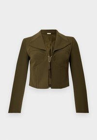 Jachetă scurtă de culoare verde măslinie, cu un design structurat, rever ascuțit, mâneci lungi și închidere cu cârlig în față, realizată dintr-un material neted.