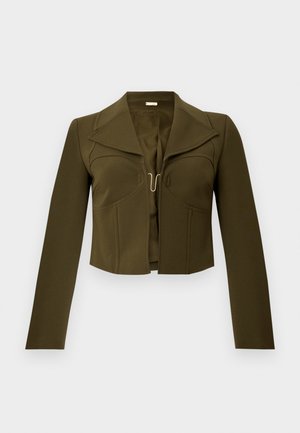 Olivengrøn cropped jakke med en struktureret design, spidse kraver, lange ærmer og en hægte lukning foran, lavet af glat stof.