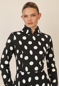 Apart Jerseykleid - schwarz creme