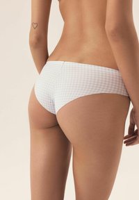 Jasnoniebieskie i białe majtki bikini w kratkę gingham o gładkiej fakturze i minimalistycznym wzornictwie, zaprojektowane z obniżonym stanem.