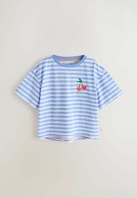 Camisa de manga corta con rayas azul claro y blancas, con un bordado de una cereza sonriente en el lado izquierdo del pecho.