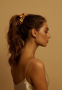 CRYSTALLOVE LE SILQUE GOLD SILK SCRUNCHIE - Accessori capelli - gold-coloured