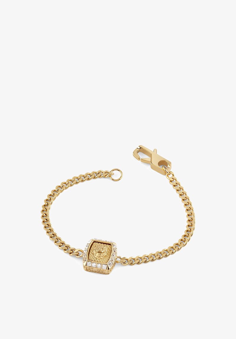 Pulseira de metal em tom dourado com um design de corrente robusta, apresentando um centro quadrado adornado com cristais claros e uma superfície texturizada.