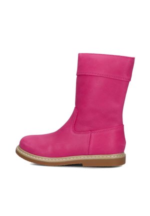 Fuchsia leren enkellaars met een ronde neus en opgerolde rand, met een rubberen zool en contrasterende stiksels langs de rand.