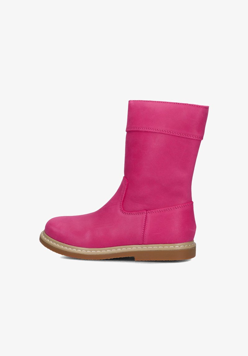 Fuchsia leren enkellaars met een ronde neus en opgerolde rand, met een rubberen zool en contrasterende stiksels langs de rand.