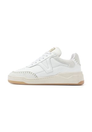 Witte leren sneakers met gestikte accenten, een gestructureerde zool en een subtiele grijsachtige hak. Beschikt over een vetersluiting en een gevoerde tong.