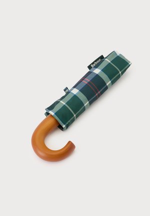 Parapluie plié avec poignée courbée en bois et housse à carreaux verts, bleus, blancs et rouges affichant l'étiquette de la marque Barbour.