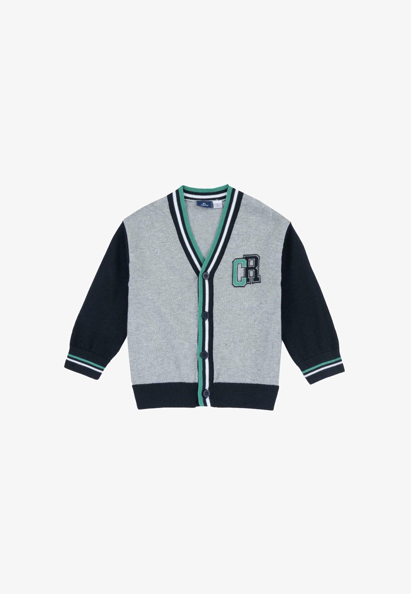 Cardigan grigio e blu navy con maniche lunghe, polsini a coste e scollo a V. Presenta un logo ricamato "CR" verde e nero e dettagli a righe.