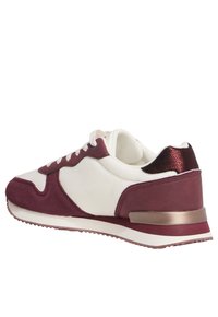 Sneakers mit einem weißen Mesh-Obermaterial, maroon Wildlederakzenten und einer strukturierten burgunderfarbenen Ferse. Sie verfügen über eine kontrastierende weiße Sohle mit einem metallischen Detail.