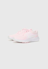 Rosa mesh treningssko med hvit swoosh-logo, teksturert overdel og polstret krage. Har kontrast-snører og en fleksibel gummisåle.
