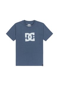 Blaues Baumwoll-T-Shirt mit großem weißem DC-Logo mit einem Stern, kurzen Ärmeln, Rundhalsausschnitt und geradem Saum. Keine Muster oder Akzente.