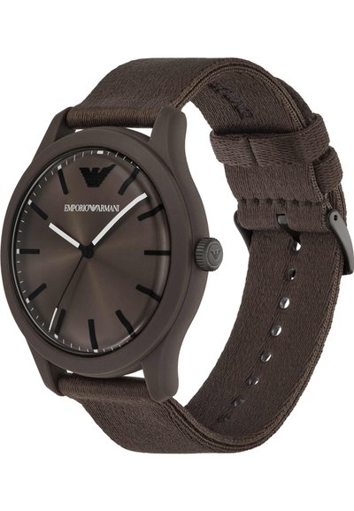 Reloj Emporio Armani marrón con caja mate, correa de tela marrón, esfera minimalista con acentos plateados y marcadores de hora negros.