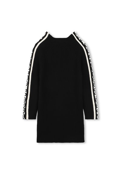 Robe noire tricotée à manches longues, avec des rayures blanches sur les épaules et un motif noir unique le long des manches. Texture côtelée sur l'ensemble.