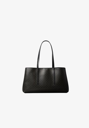 Zwarte rechthoekige totebag met lange handvatten en subtiel geometrisch patroon op glad leren oppervlak tegen een witte achtergrond.