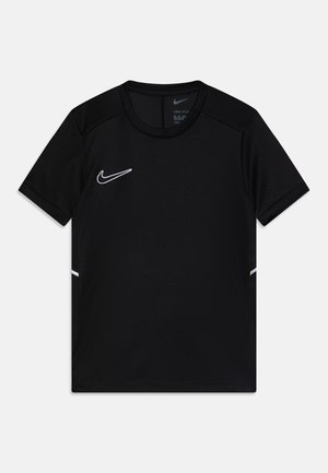 Camiseta deportiva de manga corta negra de Nike con un cuello redondo, logo gris claro en la parte superior del pecho y acentos laterales en blanco.