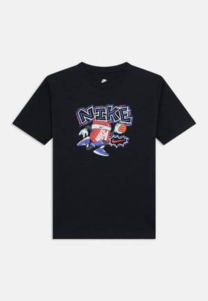 Čierne bavlnené tričko s farebnou grafikou postavy držiacej basketbalovú loptu a nápisom "NIKE" v tučnom štýle. Krátke rukávy, okrúhly výstrih.