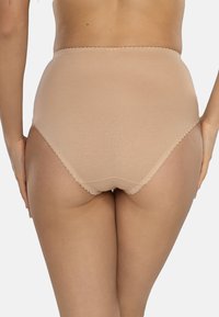 Mutandine beige a vita alta con bordo scallop e texture morbida, caratterizzate da un design senza cuciture e una copertura totale sul retro.