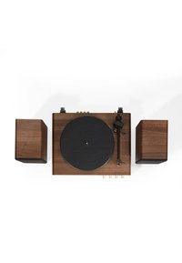 Un tourne-disque en finition noyer avec un plateau en vinyle noir, un bras de lecture et deux haut-parleurs marron assortis, présentant des formes rectangulaires et une texture lisse.